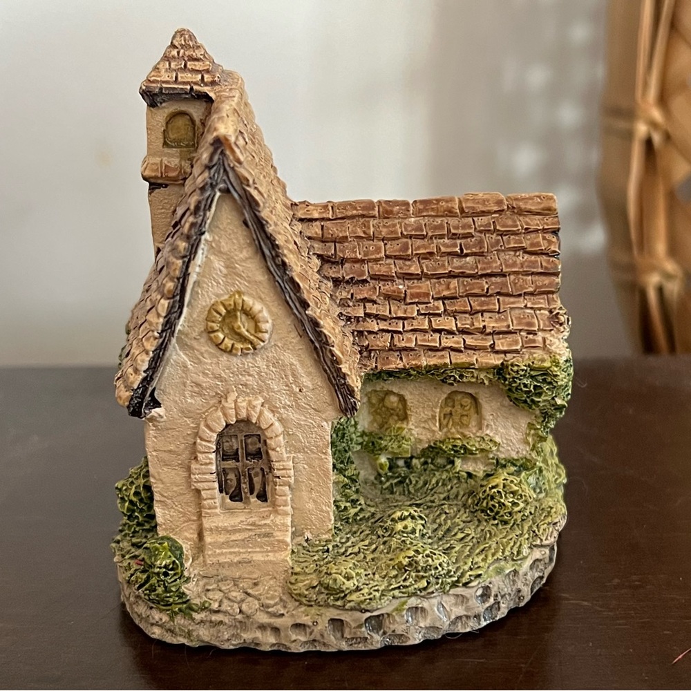 International Resources LLC Cottage Home Miniature Model
